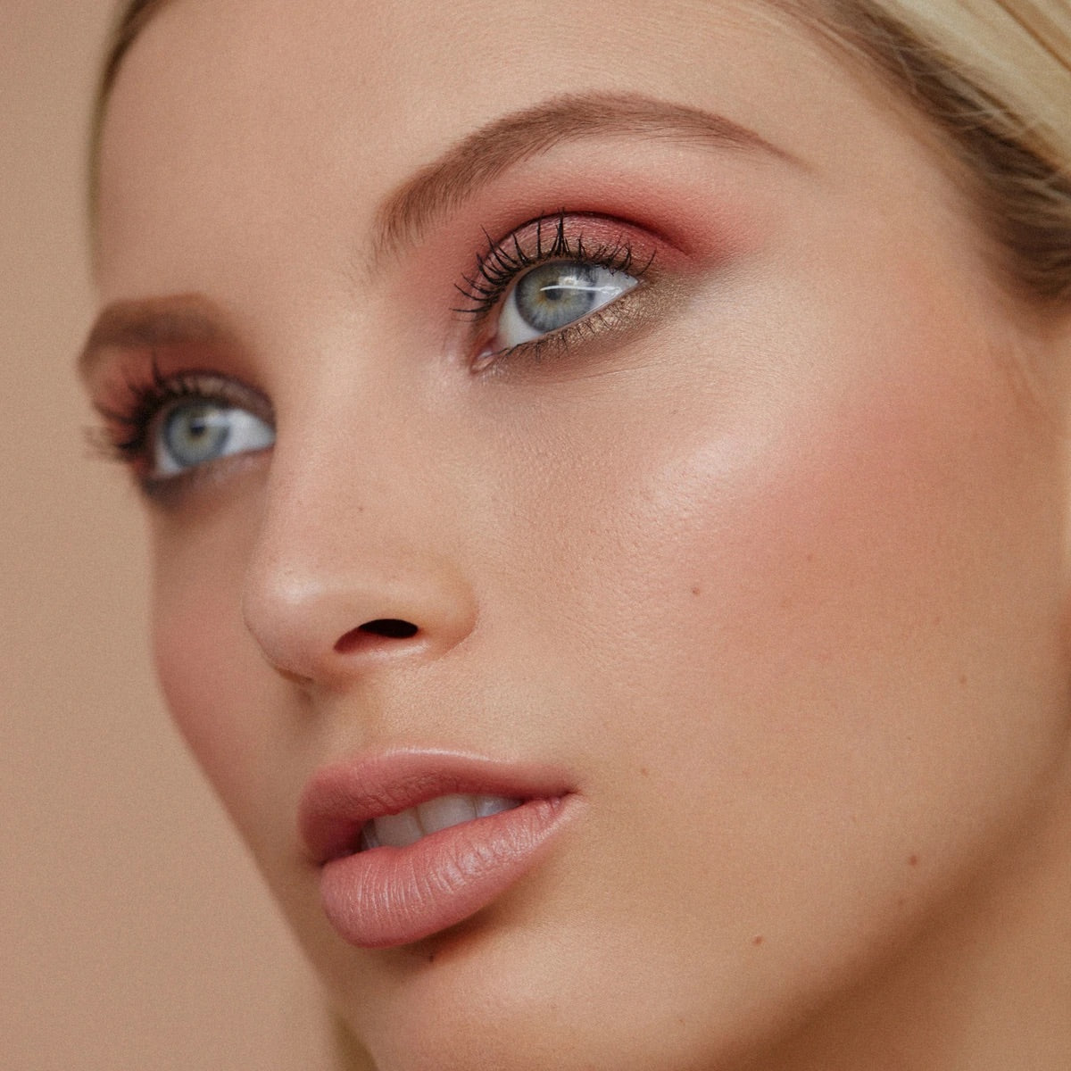 Camera Finish Liquid Foundation - Look 1